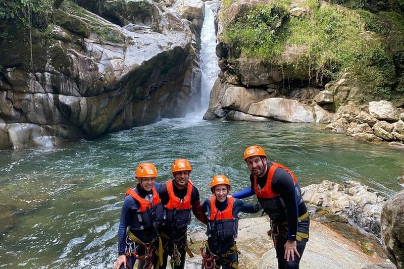 Expérience privée de canyoning cristallin depuis Guatape