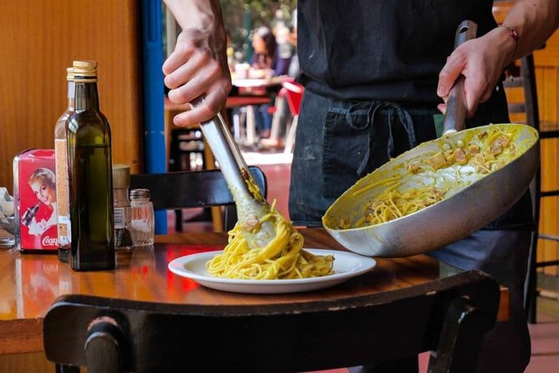 Préparez des pâtes carbonara à partir de rien dans un club de jazz à Venise