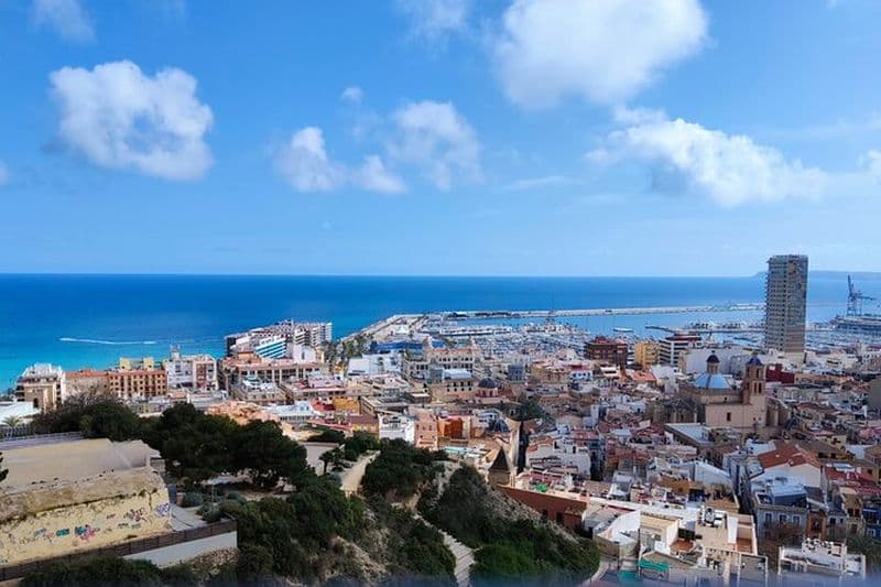 Expérience de visite à pied partagée à Alicante Espagne