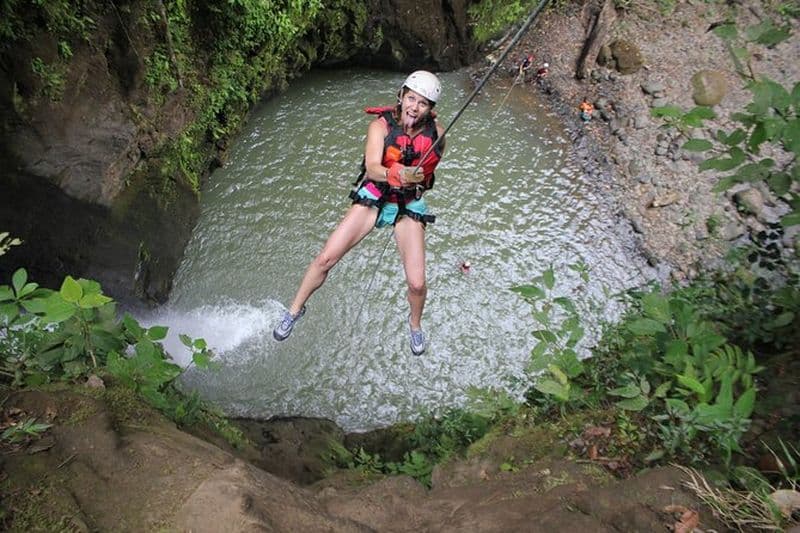 Aventure canyoning Gravity Falls du Costa Rica au départ de La Fortuna