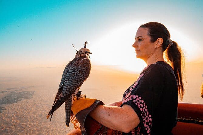 Balade en montgolfière de luxe à Dubaï avec Petit-déjeuner et spectacle de fauconnerie