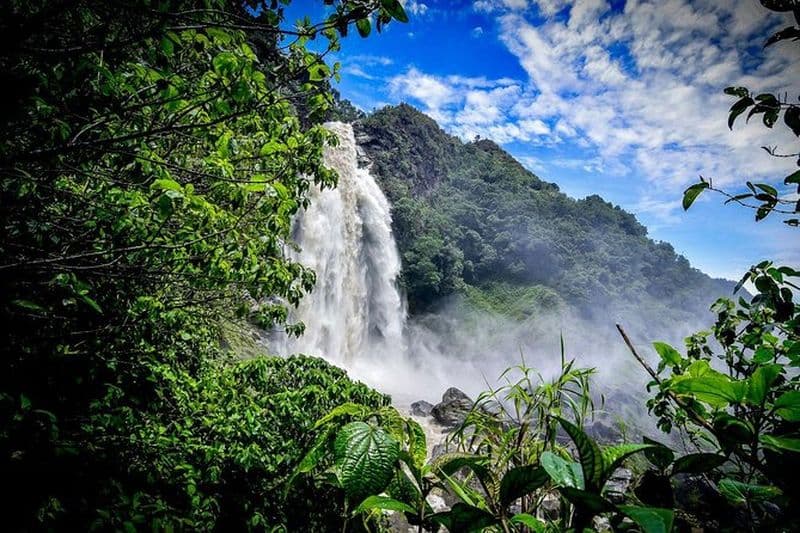 La plus haute tyrolienne de Colombie sur les montagnes, les jungles et les cascades