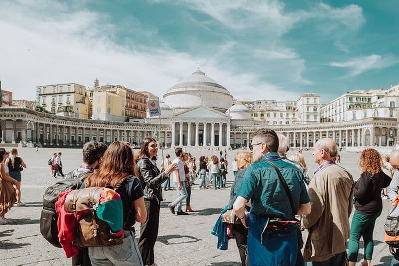Palais royal et Quartiers espagnols : Tour monumentale de Naples