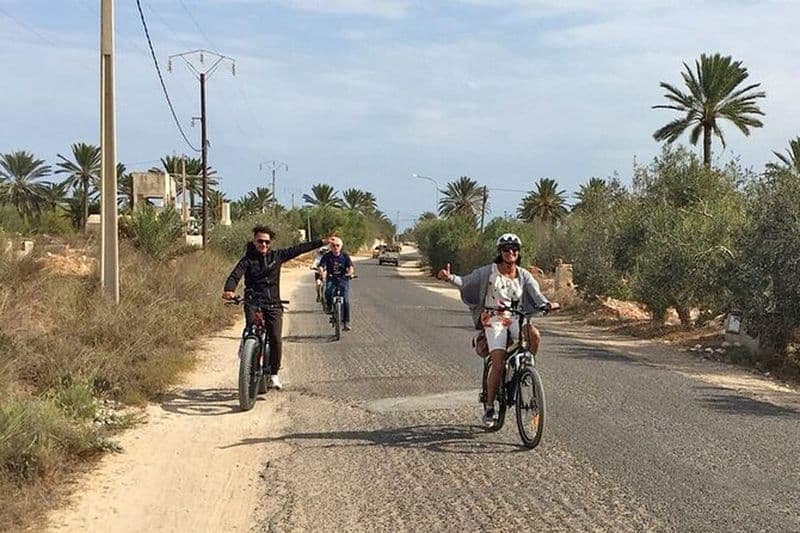 Djerba: visite à vélo d'Erriadh Djerbahood
