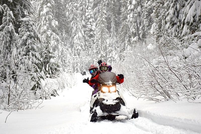 Excursion familiale en motoneige à Whistler