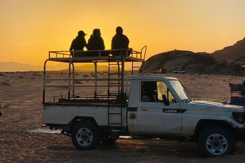 Billet Excursion d'une journée en jeep dans le Wadi Rum + nuit et dîner au camp bédouin