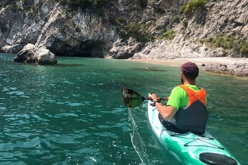 Activité privée de kayak sur la côte amalfitaine d'une demi-journée