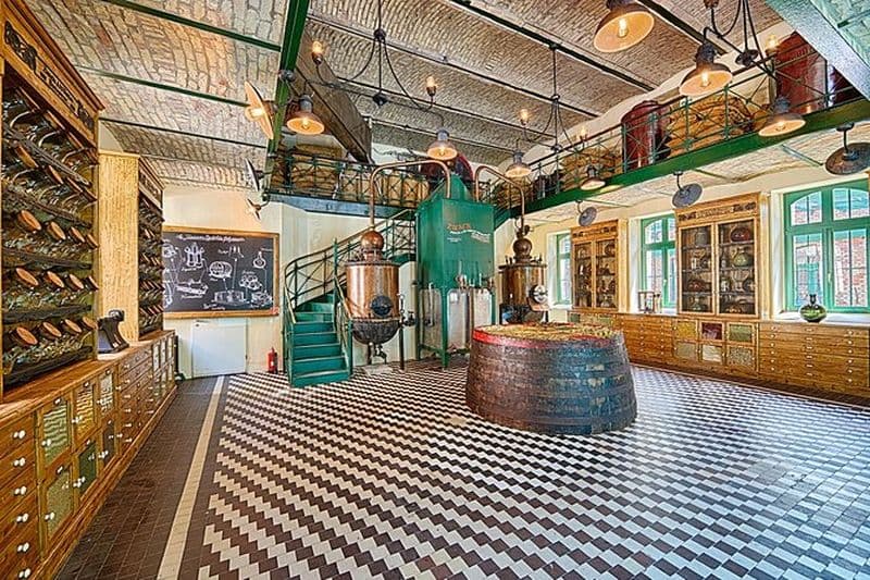 Visite de Budapest en tuk-tuk avec visite de la maison de la distillerie Unicum