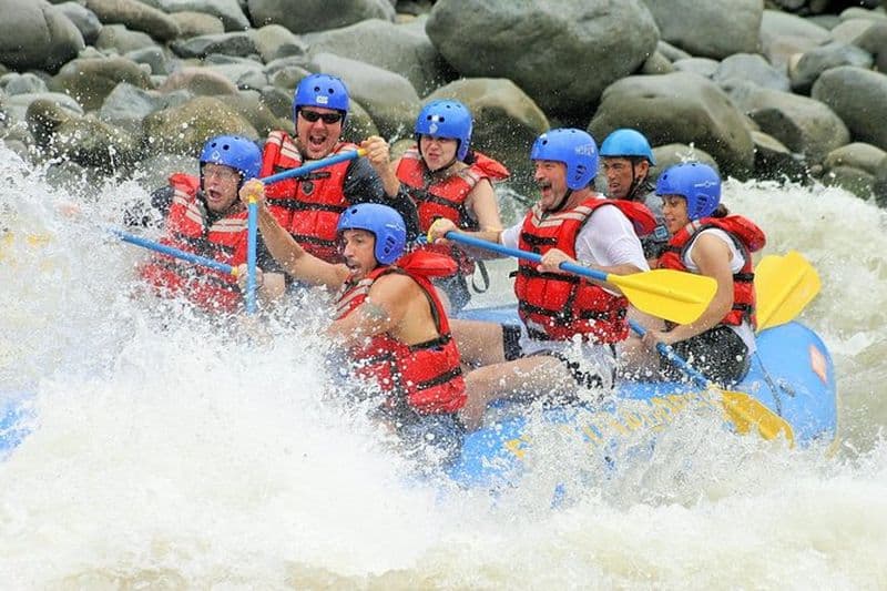 Rafting dans les Eaux blanches du fleuve Pacuare au départ de San José