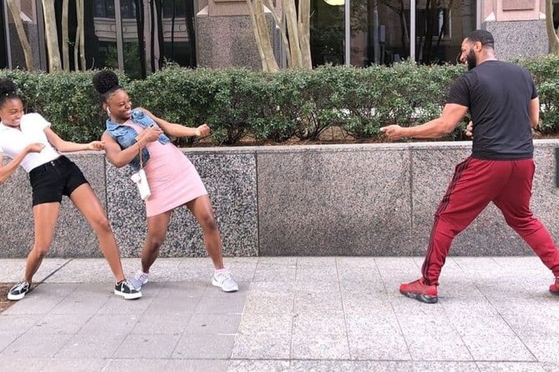 Excursion de chasse au trésor dans la ville de Coventry par des charognards zombies