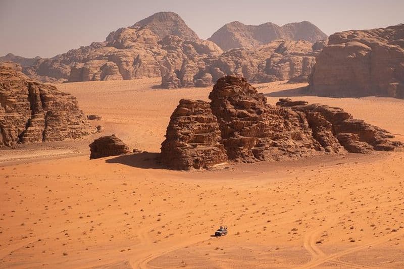 Billet Depuis Aqaba : visite du désert de Wadi Rum avec transferts en taxi depuis Aqaba