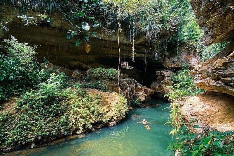 Spéléologie à Arenales Charco Azul, grotte indienne et cascade