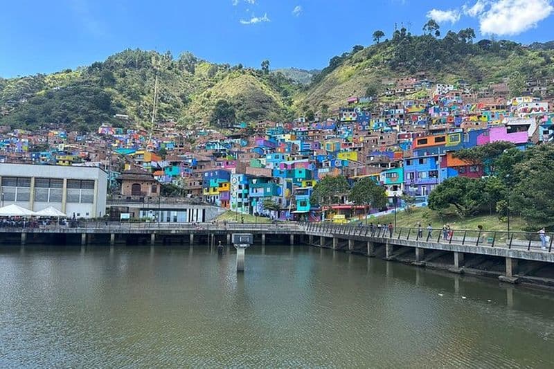 Nouvelle visite de la Commune 3 de Manrique : la plus grande macro-peinture murale de Medellin
