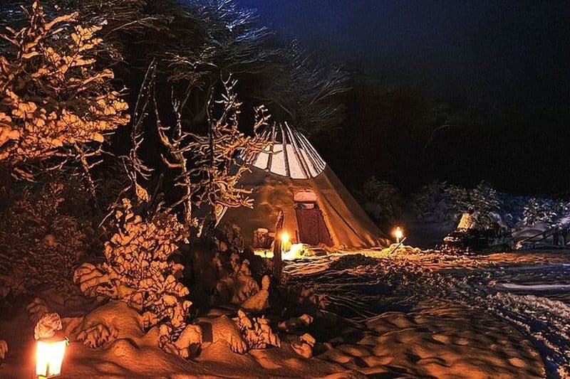 Neige et feu avec dîner au feu de camp, promenade en traîneau et motoneige