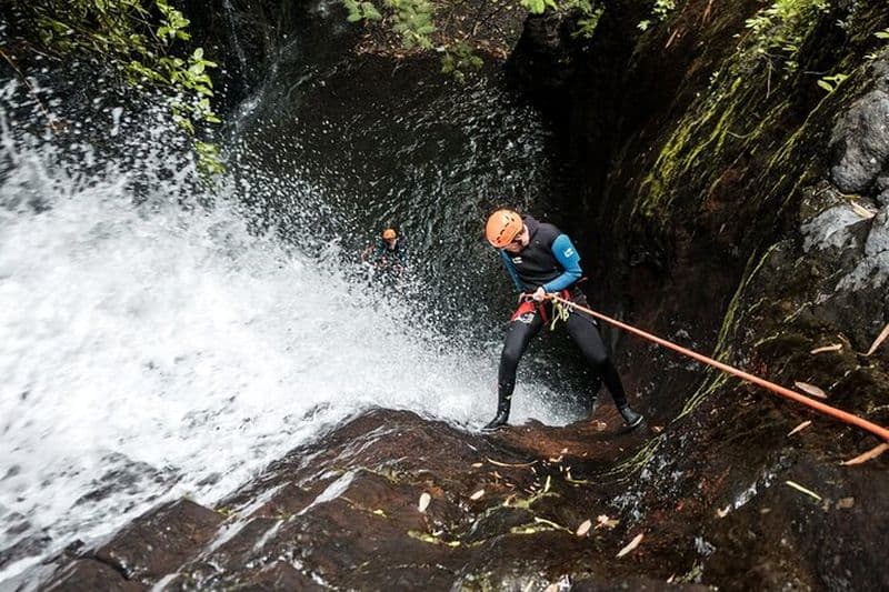 Tour de canyoning intermédiaire à Bali "Canyon de Maboya"