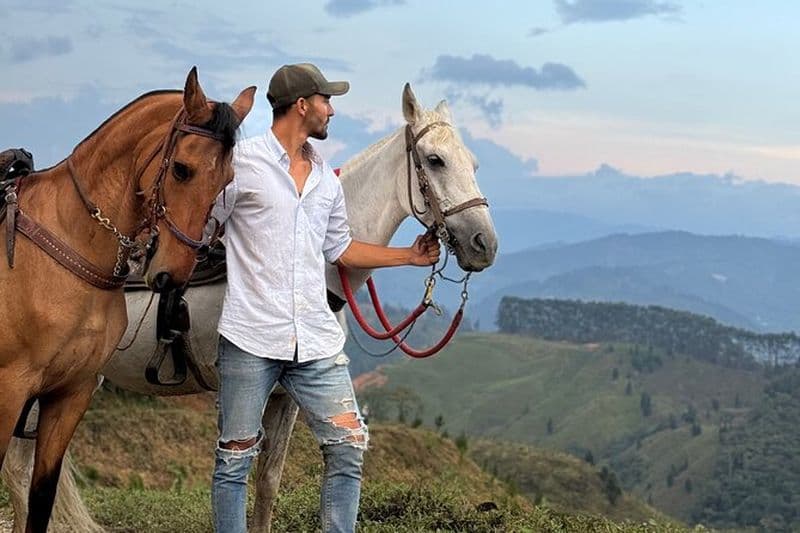 Balade à cheval pittoresque à travers les montagnes de Medellín