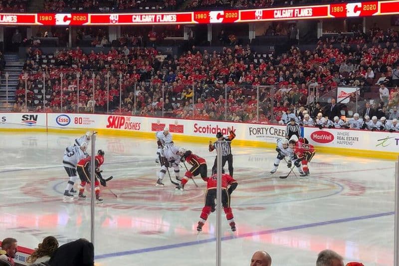 Match de hockey sur glace des Flames de Calgary à la Banque Scotia Saddledome