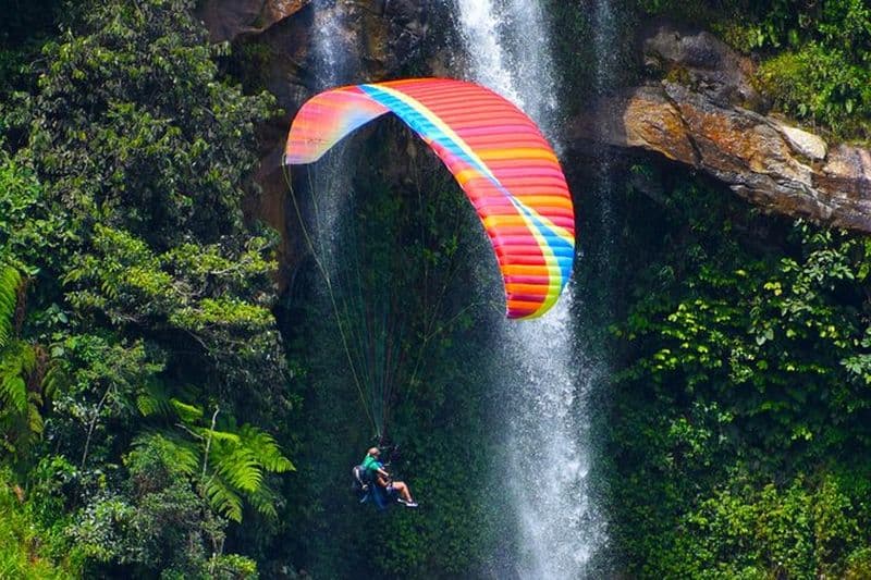 PARAPENTE au-dessus des cascades géantes visite privée (facultatif Guatape) de Medellin