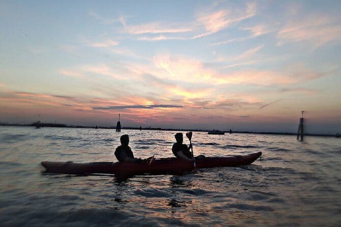 Excursion nocturne en kayak de 2 heures à Venise, expérience premium avec coucher de soleil