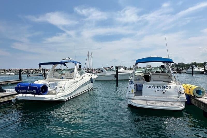 Chicago Private Boat Rental - Explorez Chicago's Skyline & Waters