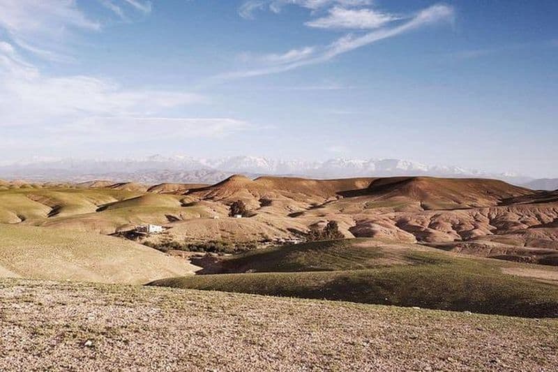 Excursion d'une journée dans le désert rocailleux avec le lac et le massif de l'Atlas en 4x4 au départ de Marrakech