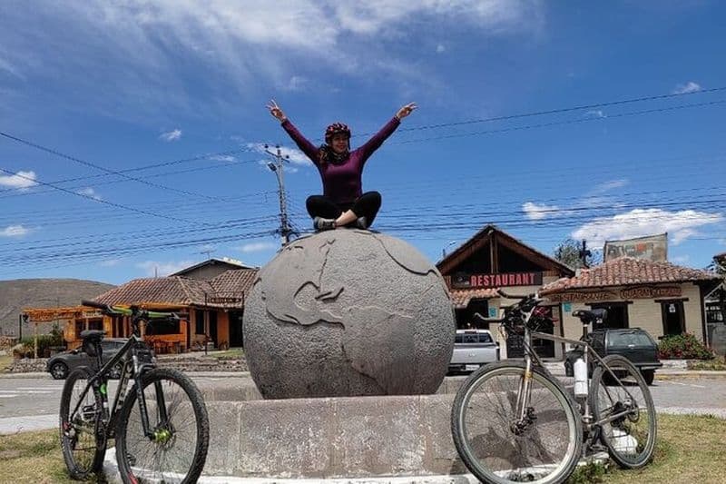 Marché d'Otavalo en petit groupe et excursion en vélo de montagne au milieu du monde au départ de Quito