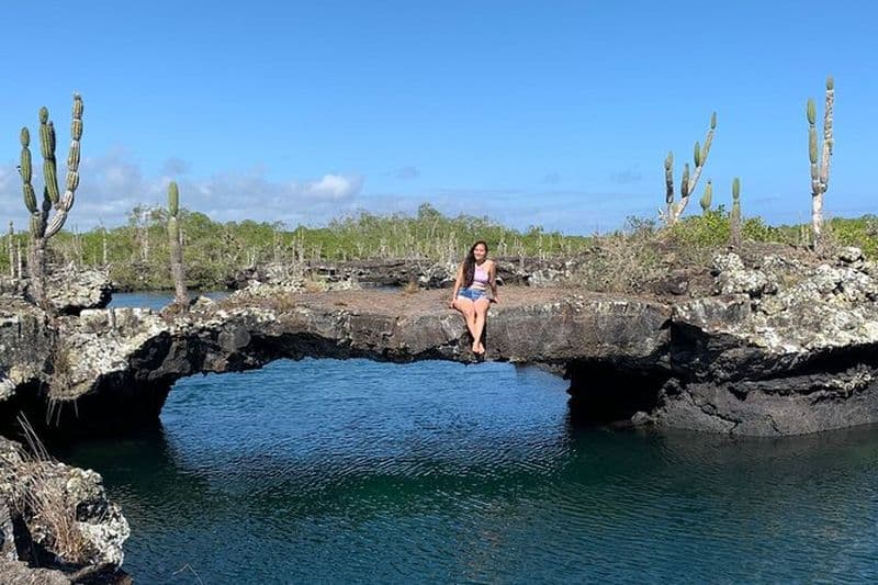 Plongée en apnée dans les tunnels de Cabo Rosa sur l'île Isabela