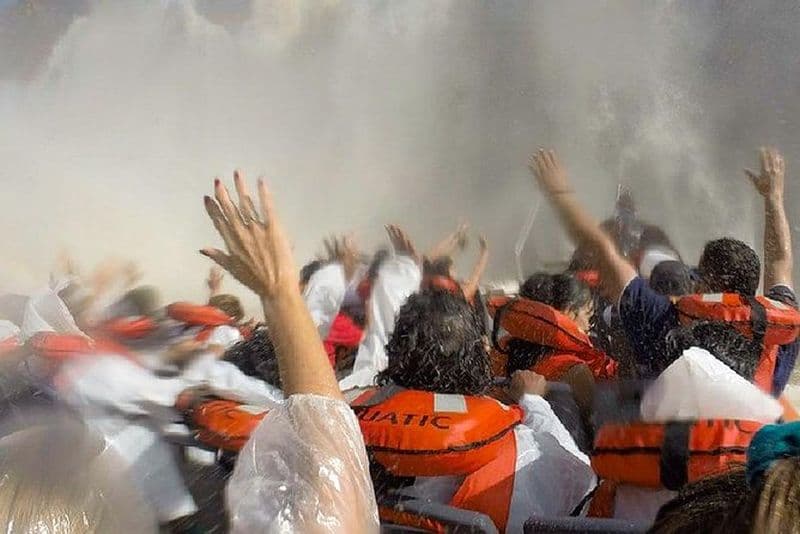 Bateau à moteur sous les cascades, camion 4x4 dans la jungle avec les chutes d'Argentine
