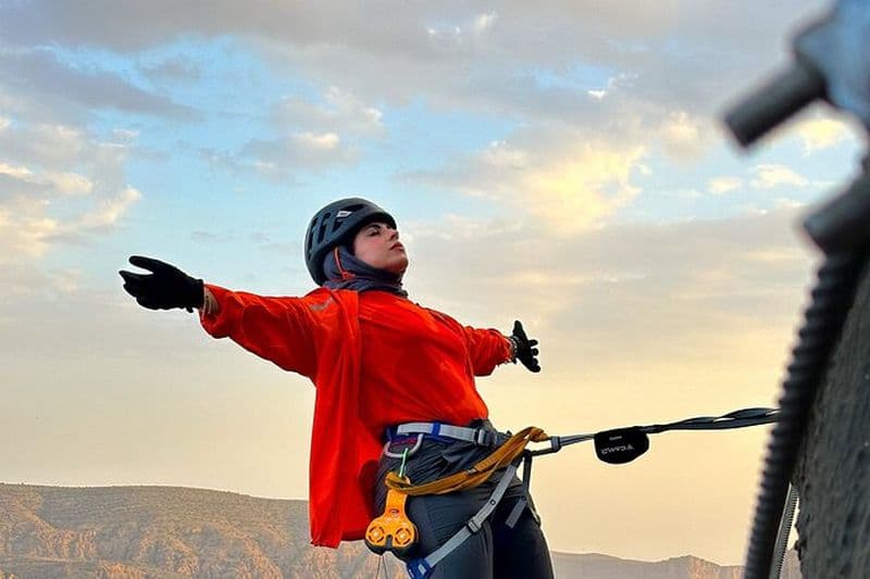 Sensation sur le bord Via Ferrata à Jabal Akhdar