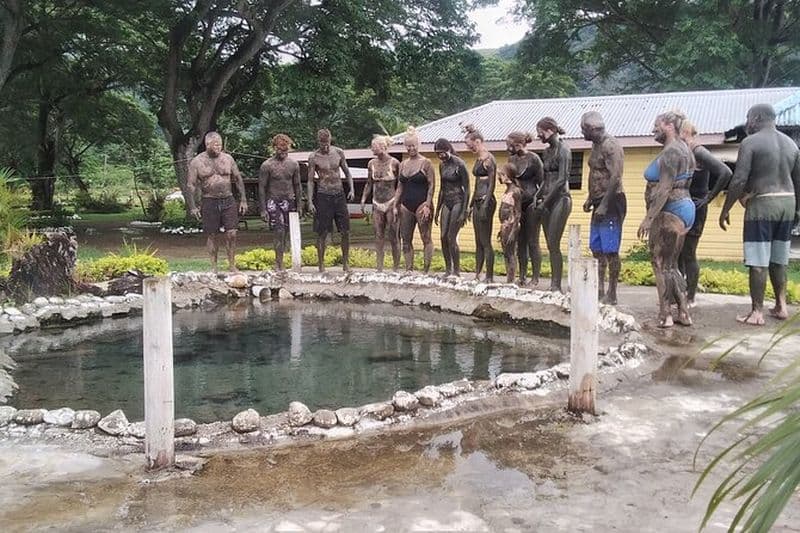FIDJI : Visite officielle de la piscine de boue et de la source chaude de Tifajek