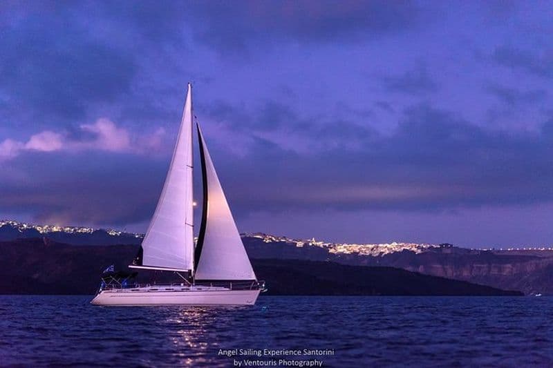 Billet Excursion privée à la voile au coucher du soleil à Santorin avec dîner, boissons et transfert inclus
