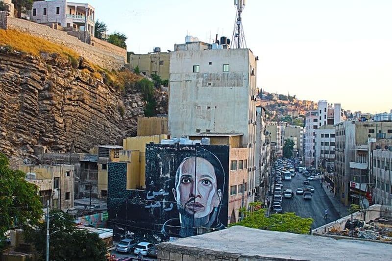 Visite à pied de jour ou de nuit dans le centre-ville avec local