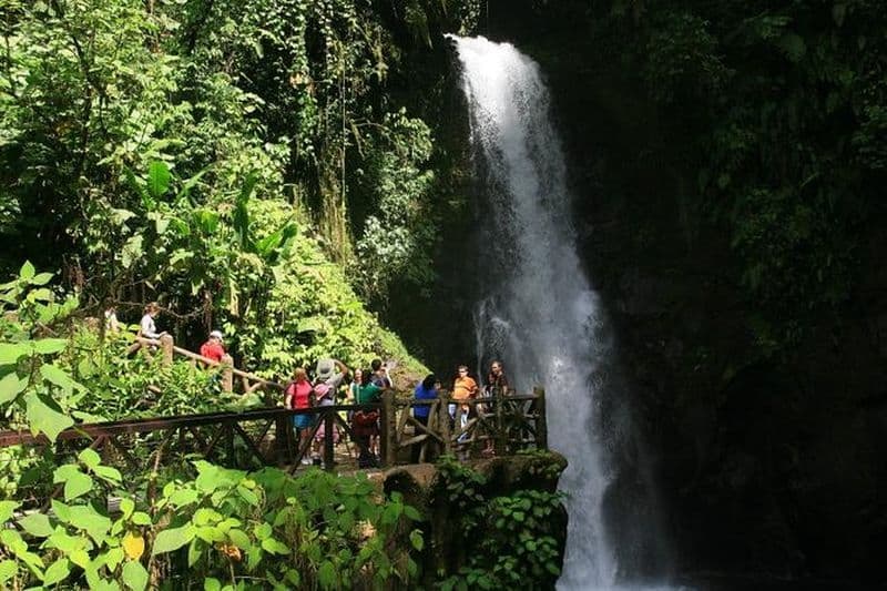 Jardins semi-privés de la cascade de La Paz et safari dans la rivière Sarapiqui au départ de San Jose