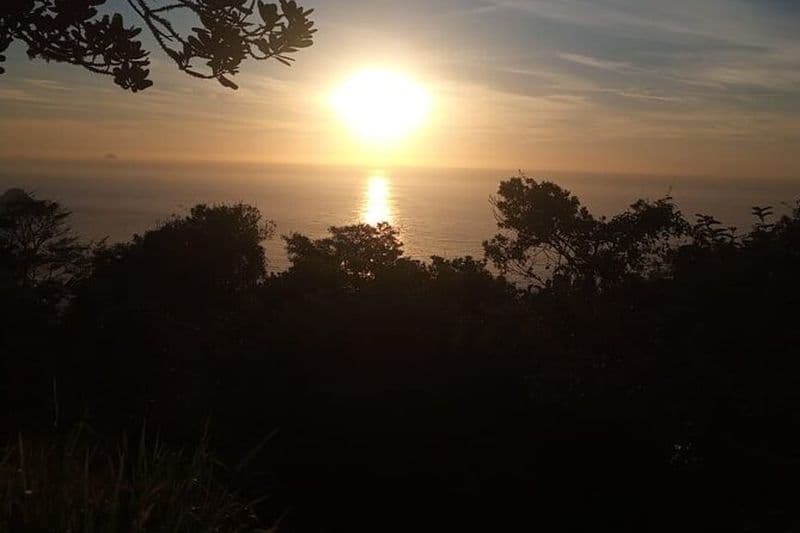 Lever du soleil d'une journée complète au Telegraph Rock à Rio de Janeiro