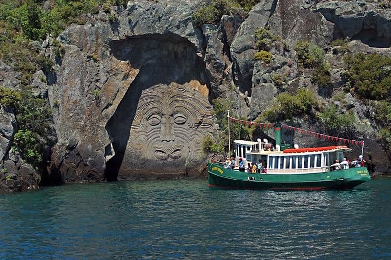 Croisière panoramique sur les sculptures rupestres maories du lac Taupō à bord d'Ernest Kemp