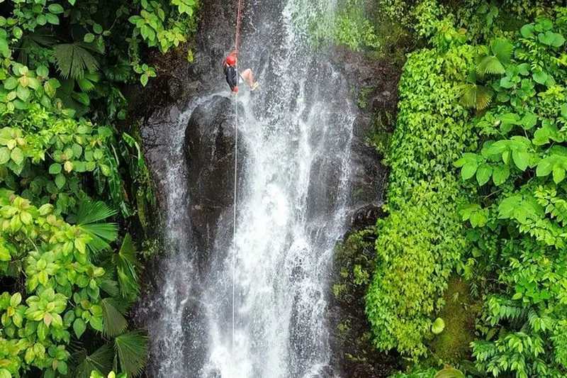Aventure de canyoning avec descente en rappel des cascades du volcan Arenal