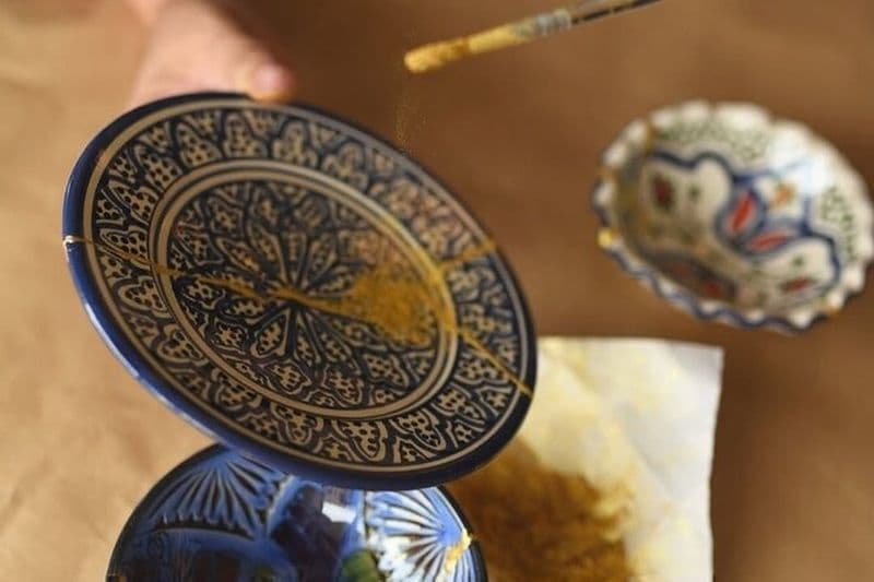 Atelier Kintsugi moderne avec céramique marocaine