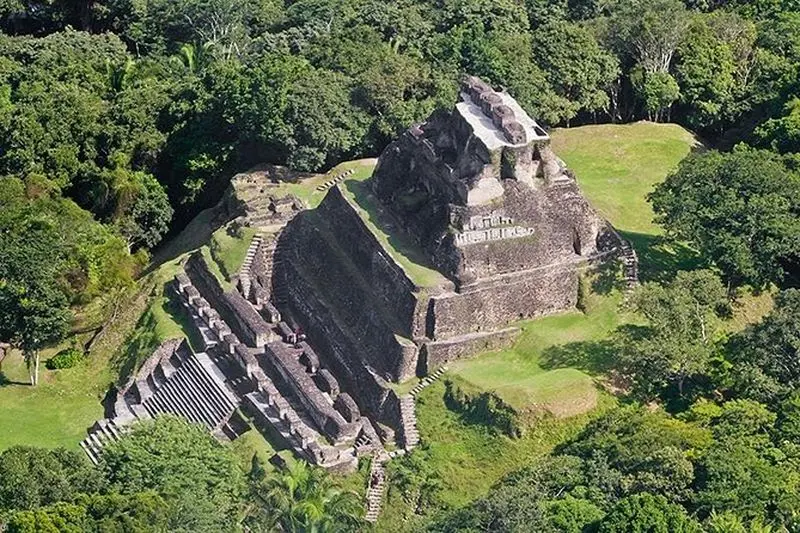 Visite privée : Xunantunich et équitation depuis la ville de Belize