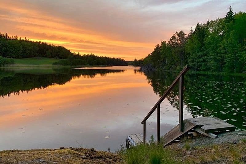 Stockholm: Randonnée au coucher du soleil dans le parc national de Tyresta avec repas