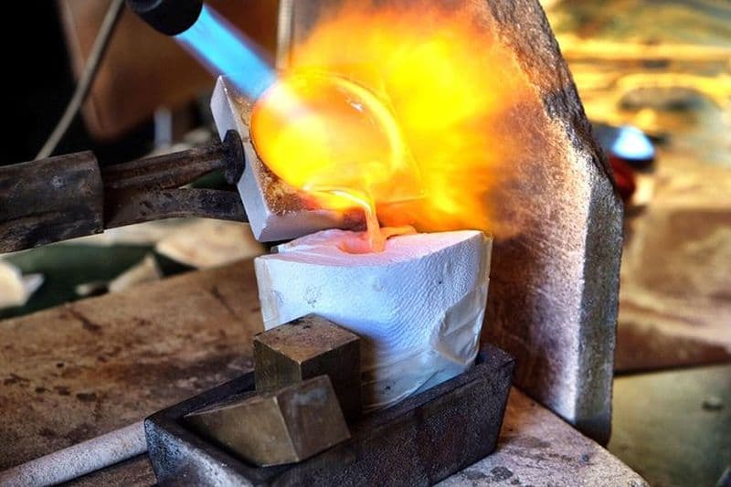 Créez votre bijou en argent avec la technique de moulage en os de seiche.