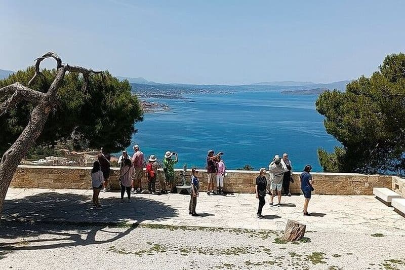 Vieille ville de La Canée, Point de vue, Dégustation de vin au monastère d'Agia Triada