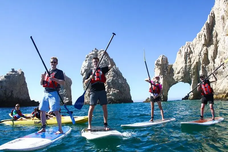 Paddleboard et tuba à Cabo San Lucas à l'arche