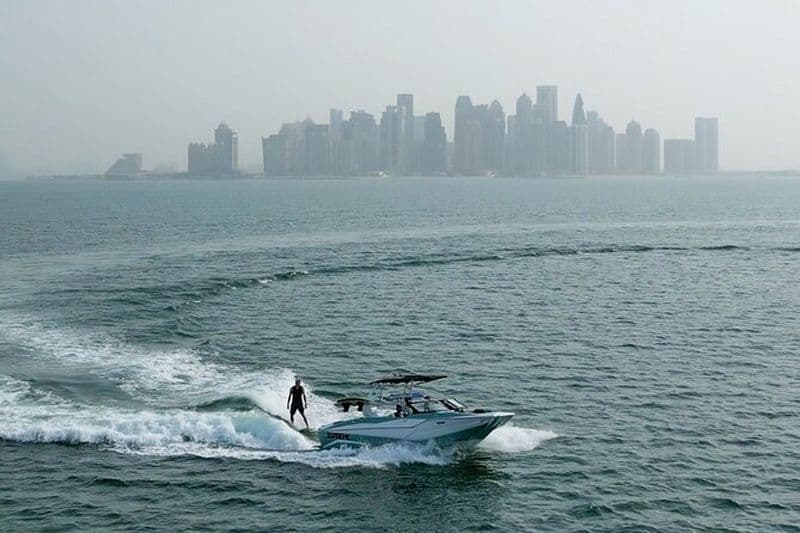 Wakesurf privé ou Wakeboard le long des toits de Doha