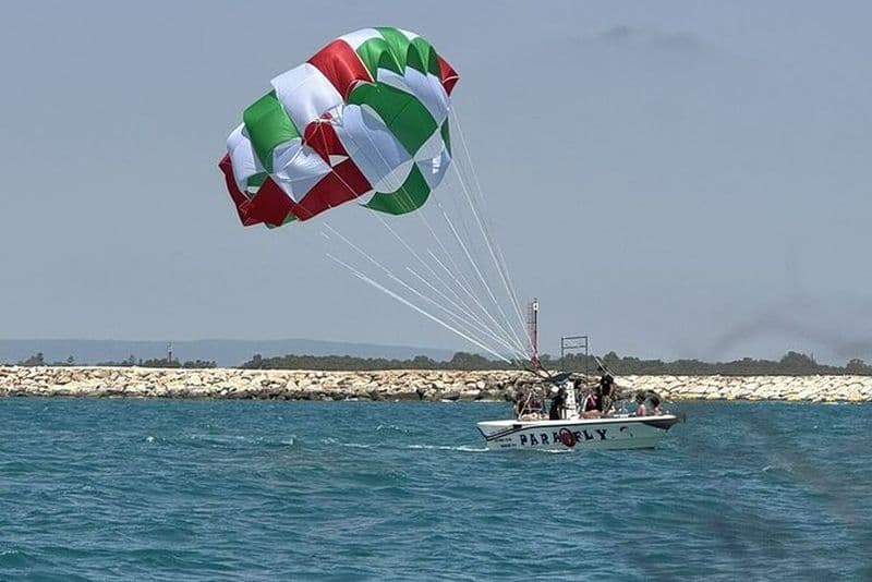 Aventure en parachute ascensionnel dans les eaux claires de Marina di Pisticci