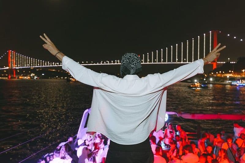Billet Istanbul Bosphorus Boat Party avec des DJ live