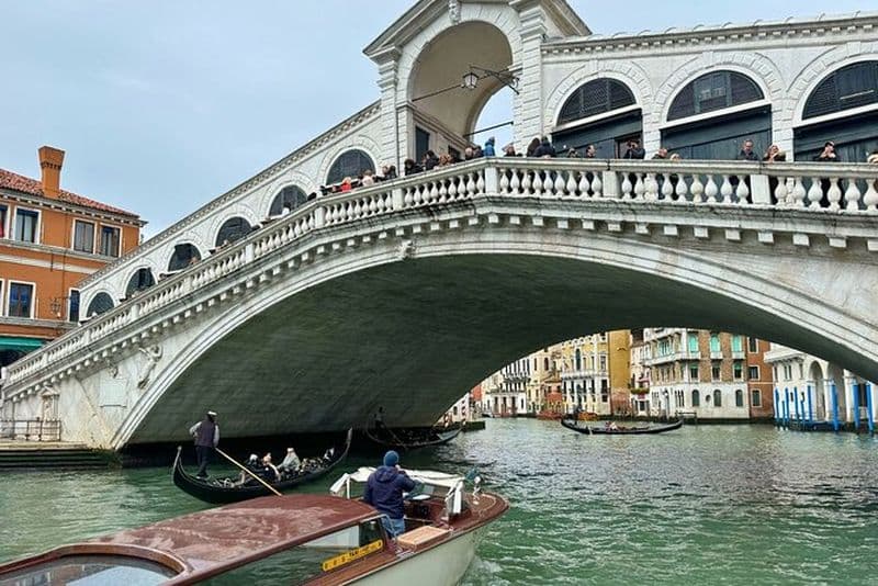 Visite privée du Grand Canal de Venise et du pont du Rialto en bateau