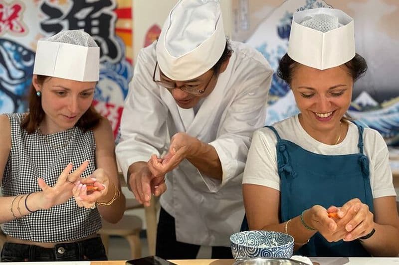 Billet Cours de fabrication de sushis au marché aux poissons de Tsukiji avec un chef professionnel