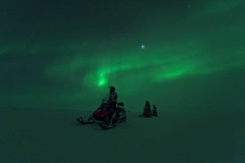 Northern Light Safari en motoneiges de Levi