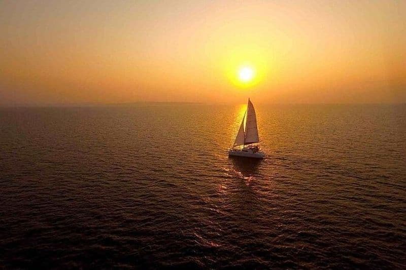 3,5 heures privé Rhodes coucher de soleil et vin Voile Tour