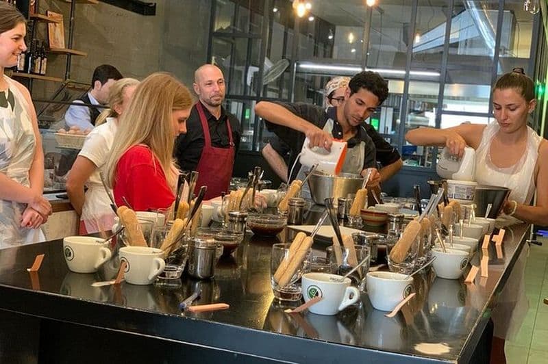 Florence : Cours de cuisine Pâtes & Tiramisu Faire du vin à volonté